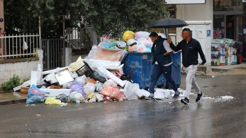 İzmir Buca'daki çöp yığınlarına vatandaşlar isyan etti
