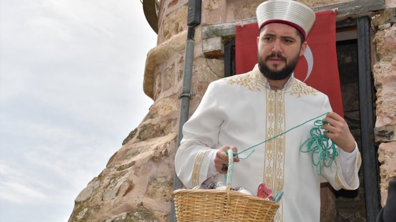 Bilecik'te 'minareden şeker sarkıtma' geleneği yaşatılıyor