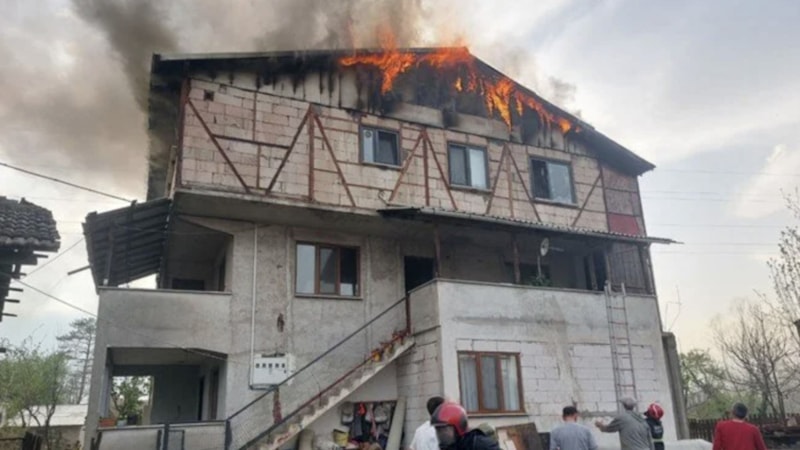 Sakarya'da 3 katlı evin son katı alev alev yandı