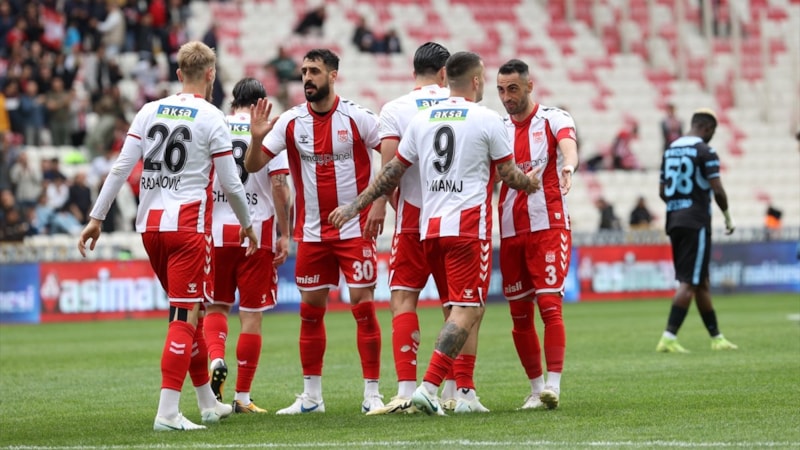 Sivasspor, Adana Demirspor'u farklı mağlup etti