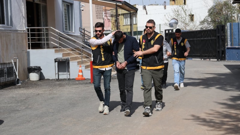 Adana'da motosikletliyi darbeden 2 kişi tutuklandı