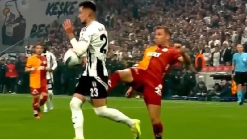 Galatasaray, Beşiktaş derbisinde 10 kişi kaldı!