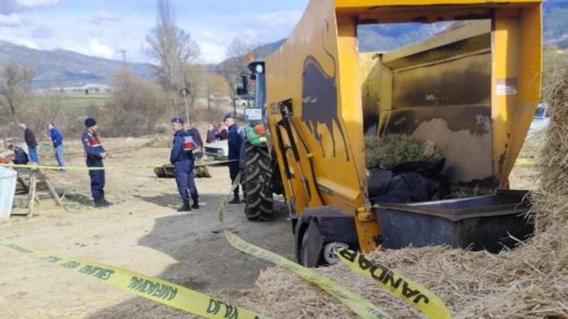 Burdur'da yem karma makinesine düşen şahıs can verdi