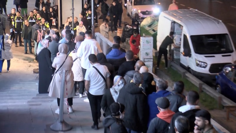 İstanbul'da bayram öncesi tatlıcı kuyruğu