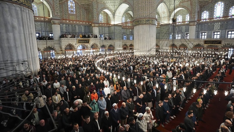 İstanbul'da bayram coşkusu: Camilerde yoğunluk oluştu