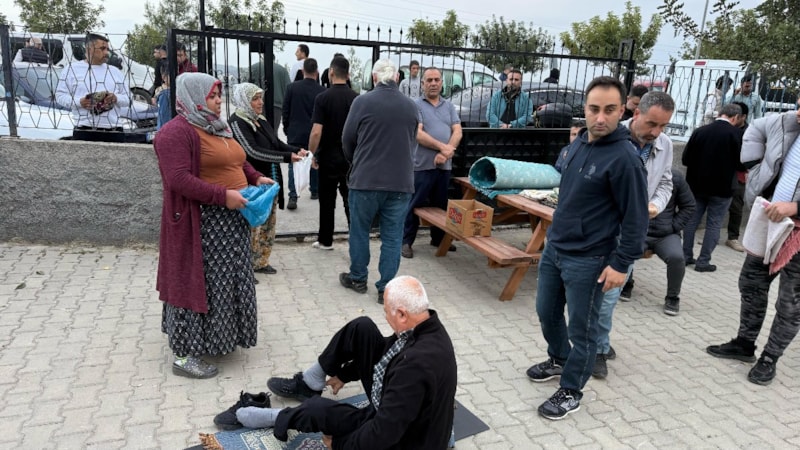 Adana'da dilenciler bayram namazından çıkanlardan para istedi