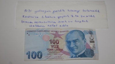 Tokat'ta kahve içtikleri dükkana helallik notu ve 100 lira bıraktılar