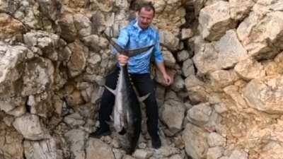 Edirne'de kıyıdan oltayla 30 kiloluk orkinos yakaladı