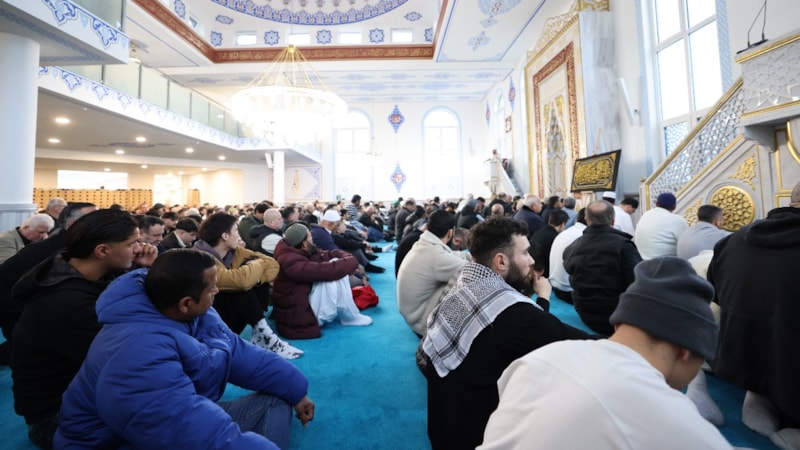 Almanya’da Müslümanlar, bayram namazı için camileri doldurdu