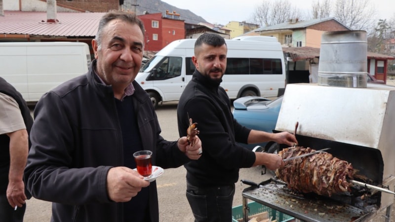Erzurum'da bayramı cağ kebabı ile karşıladılar