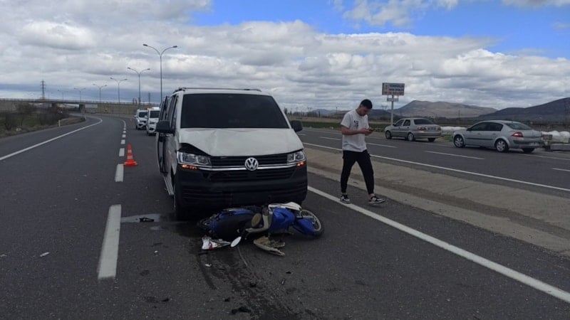 Konya'da minibüs ile elektrikli bisiklet çarpıştı: 2 yaralı
