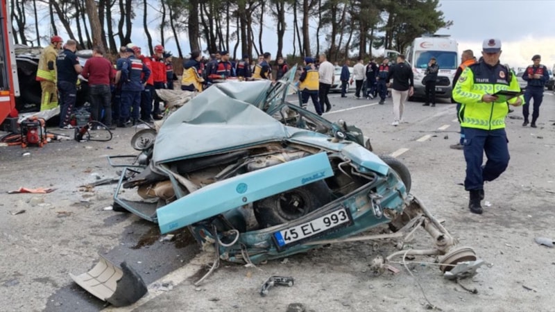 Balıkesir'de 4 araç birbirine girdi: 1 ölü 10 yaralı