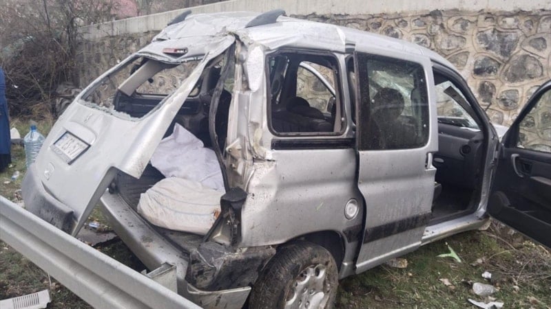 Gümüşhane'de kamyonet takla attı