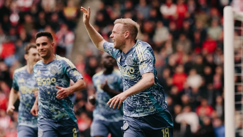 Ajax, PSV'yi iki golle yıktı