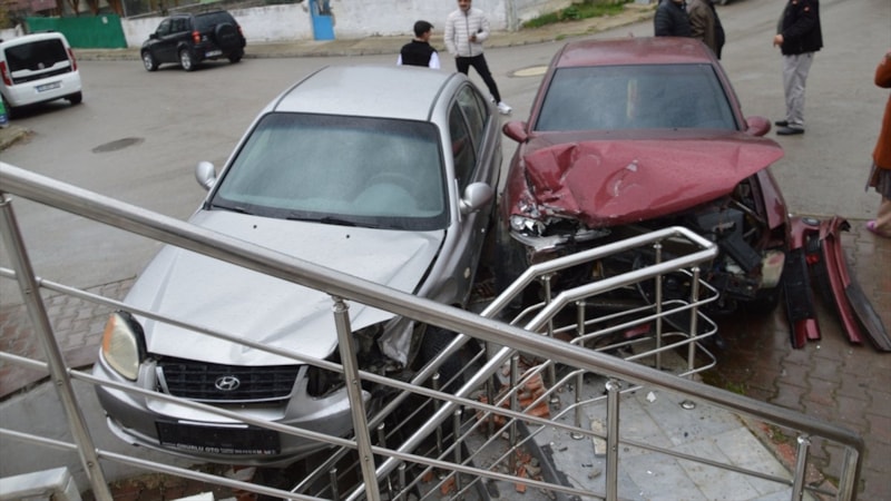 Samsun'daki kazada iki otomobil çarpıştı