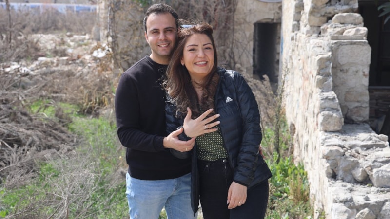 Hatay'da enkaz üzerinde evlilik teklifi