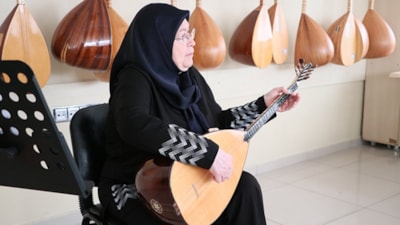 Bağlamayla felçli kolunu iyileştirdi, çocukluk hayalini gerçekleştirdi