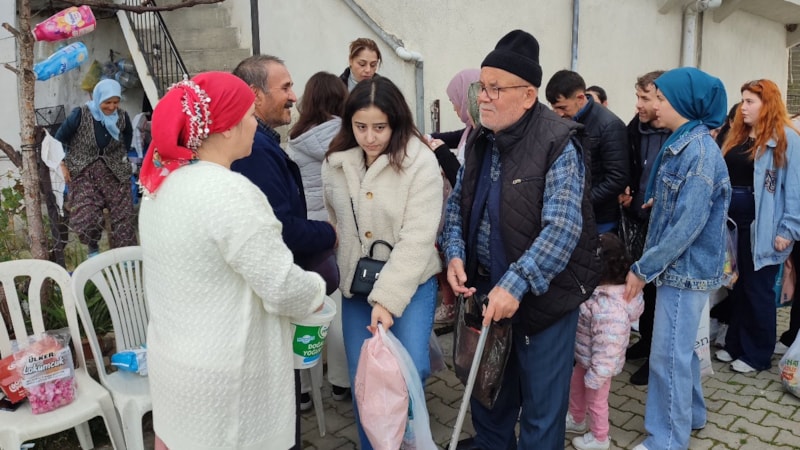 Manisa'da genci yaşlısı bayram şekeri topluyor
