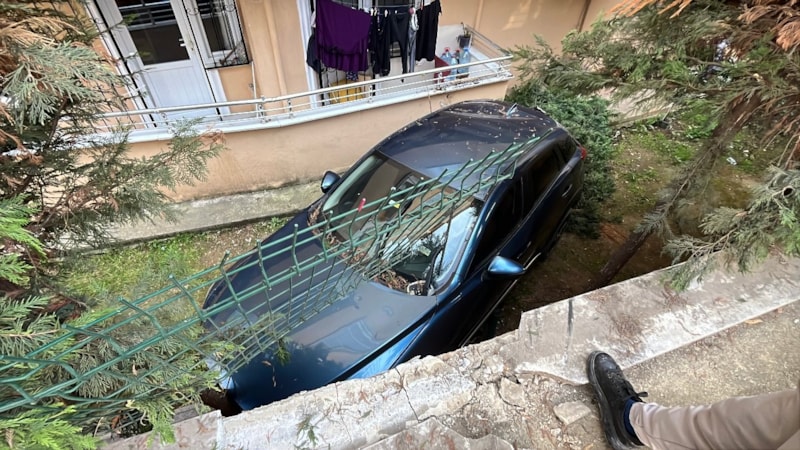 Kocaeli'de otomobil, binanın bahçesine düştü: 1 yaralı