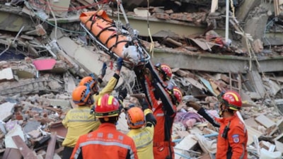Myanmar'daki depremden 60 saat sonra enkazdan sağ çıkarıldı