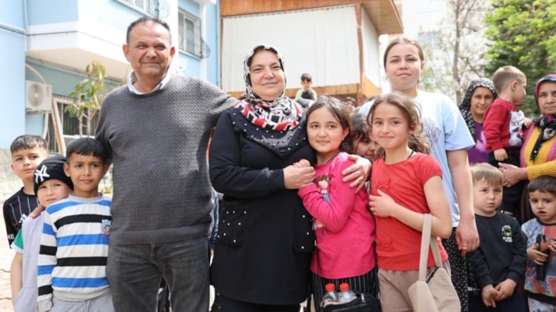 Adana'da yaşlı çift, 20 yıldır çocuklara bayram harçlığı dağıtıyor