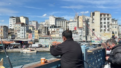İstanbul'da olta balıkçıları bayramda Galata Köprüsü'ne akın etti