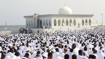 Senegal'de okyanus kenarında bayram namazı