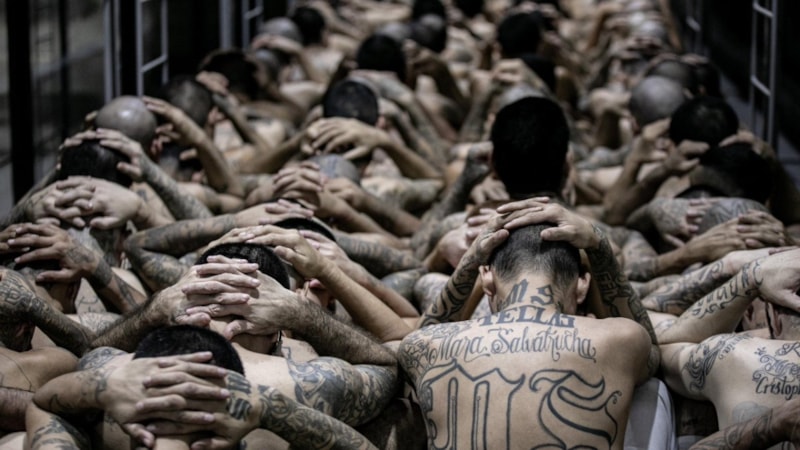 ABD, 17 yabancı çete üyesini El Salvador'daki hapishanelere naklediyor