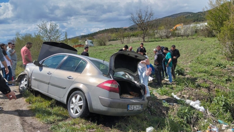 Amasya’da otomobil bariyerlere çarptı