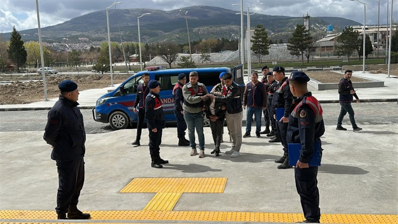 Kütahya'da tartıştığı arkadaşını silahla vurdu