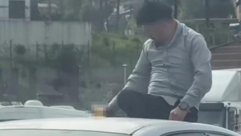 Hatay'da üstü açık aracın üzerinde alkol tüketti