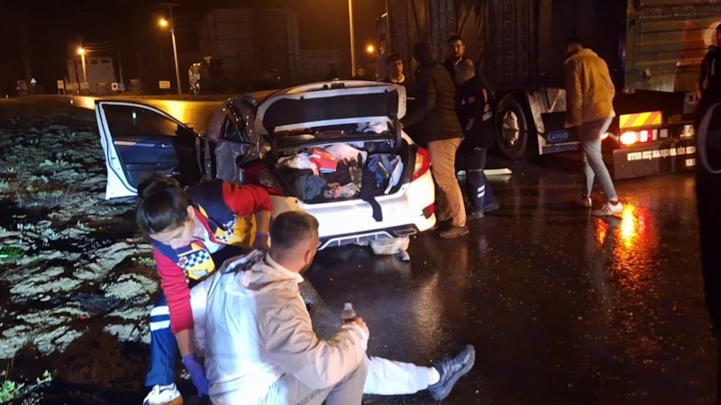 Bolu'da tavuk yüklü kamyon kaza yaptı: 2 yaralı