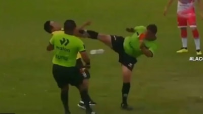 Peru'da oynanan maçta şaşkına çeviren anlar: Hakem tekme attı