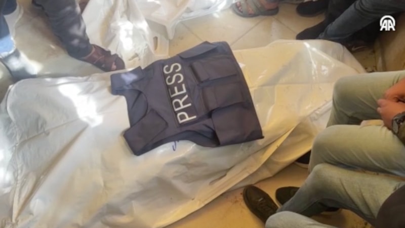 İsrail ordusu Filistinli gazeteci ve ailesini katletti