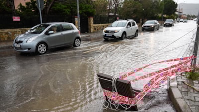 İzmir'de sağanak: 5 ev, 3 iş yeri ve 3 oteli su bastı
