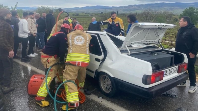 Manisa'daki kazada otomobil ile kamyon çarpıştı