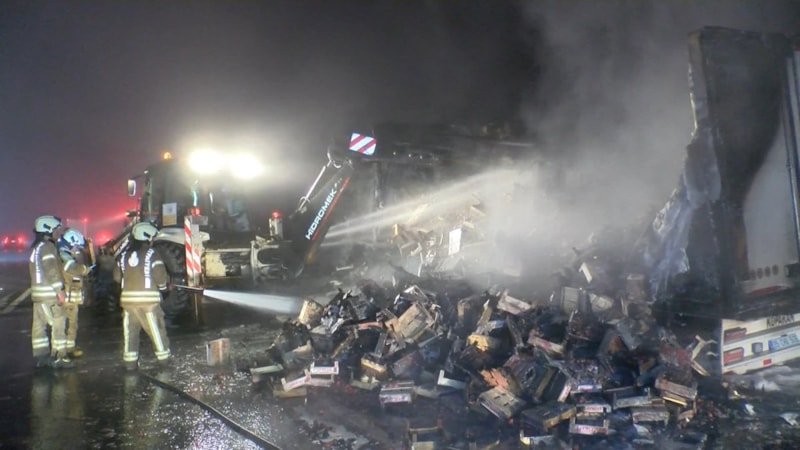 İstanbul'da 6 ton çilek yüklü TIR alev alev yandı