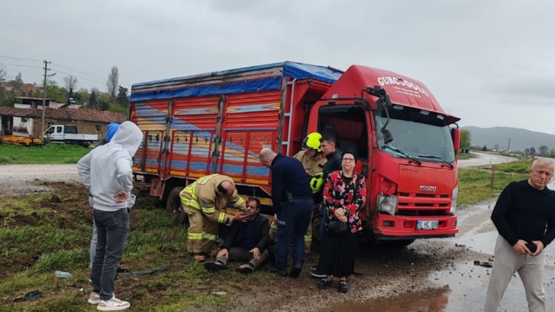 Balıkesir'de kamyonet su kanalına çarptı