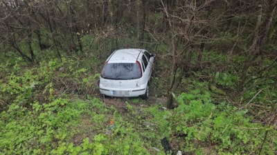 Balıkesir'de tabelaya çarptı: Uçuruma yuvarlandı