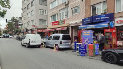 İstanbul'da tekel bayine gelen hırsız bir şişe içkiyi çalıp kaçtı