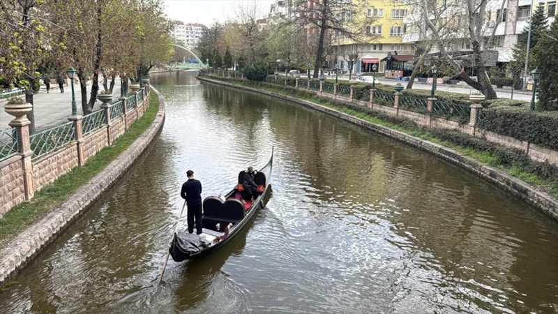 Eskişehir'de Porsuk Çayı'nın rengi değişti