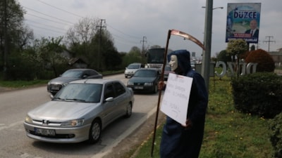 Düzce'de 'Bayramda bana iş çıkarmayın' pankartıyla sürücüleri uyardı