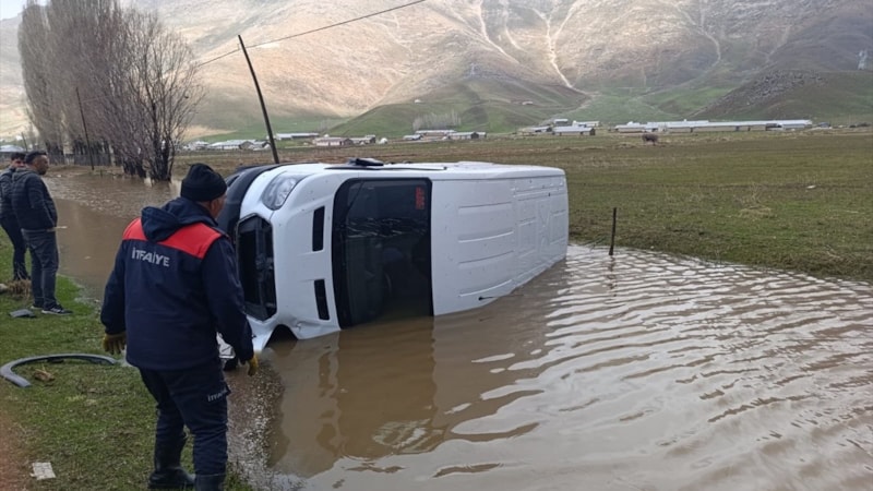 Hakkari'de köpeğe çarpmamak için kaza yaptı