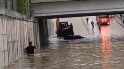 Elazığ’da alt geçidi su bastı
