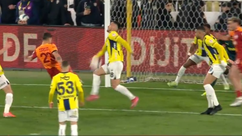 Galatasaray derbide penaltı kazandı