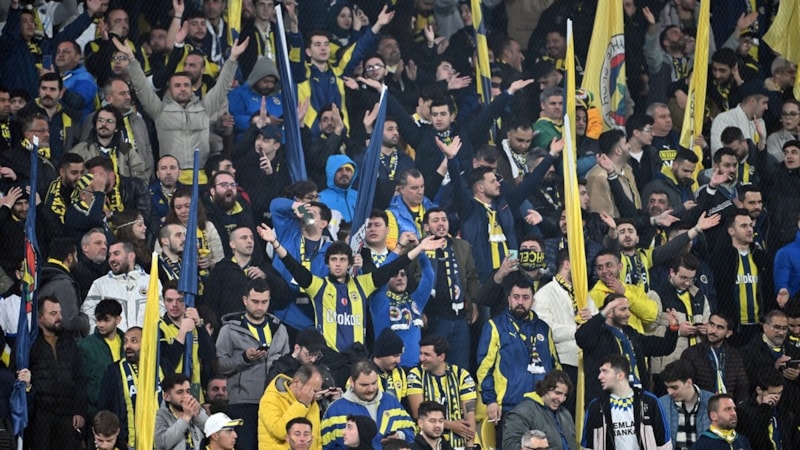 Fenerbahçe taraftarından bayrak şov!