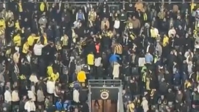Derbide gerginlik: Fenerbahçe tribünlerinde kavga çıktı