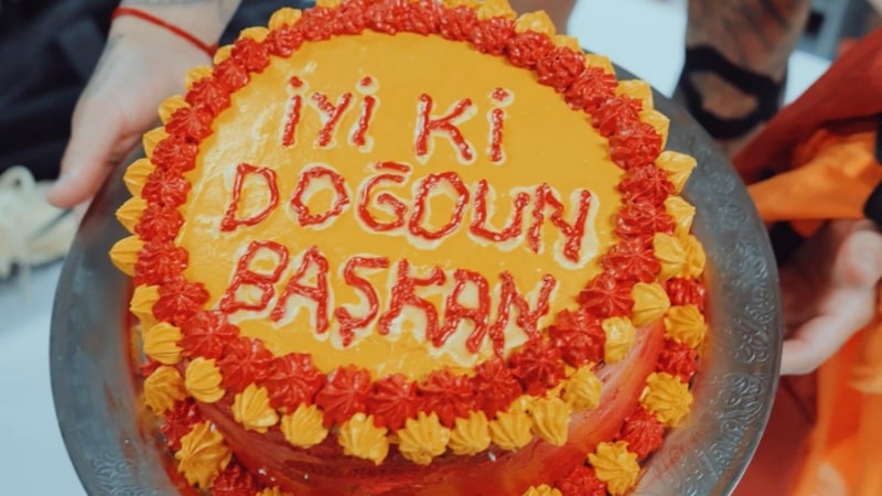 Galatasaraylı futbolculardan Ali Koç'a pasta: İyi ki doğdun başkan