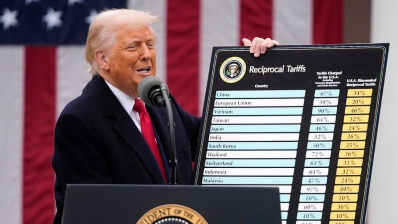 Donald Trump Türkiye'ye yüzde 10 gümrük vergisi açıkladı