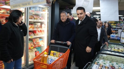 Hulusi Akar'dan 'boykot' çağrılarına tepki: Alışverişe çıktı